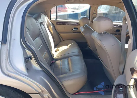 2002 Lincoln Town Car Signature z USA, uszkodzony, nr VIN 1LNHM82W02Y662541